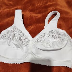 Glamorise Bra Size 40 DD White Lightweight Wide Straps.  New